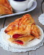 Пирожки из слоеного теста с клубникой