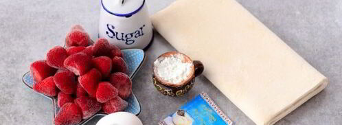 пирожки из слоеного теста с клубникой. Шаг 3