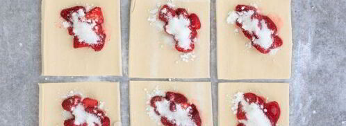 пирожки из слоеного теста с клубникой. Шаг 10