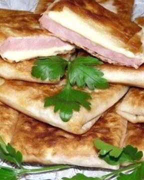 Пирожки из тонкого лаваша с сыром и ветчиной