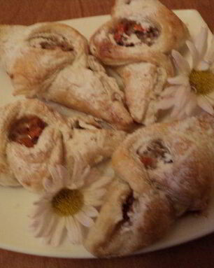 Пирожки с орехами на слоеном тесте