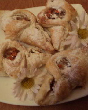 Пирожки с орехами на слоеном тесте