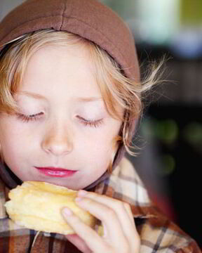 Пирожки с помидорами и сыром на сковороде