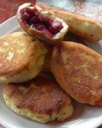 Пирожки с вишней на сковороде