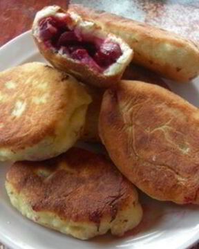 Пирожки с вишней на сковороде