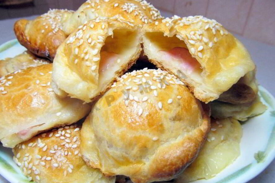 Рецепт пирожки слоеные конвертики с сыром и ветчиной