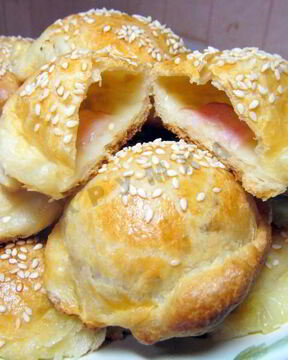 Пирожки слоеные конвертики с сыром и ветчиной