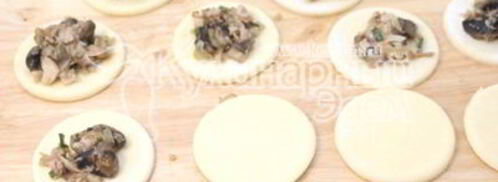 рождественские пирожки с грибами и курицей. Шаг 7