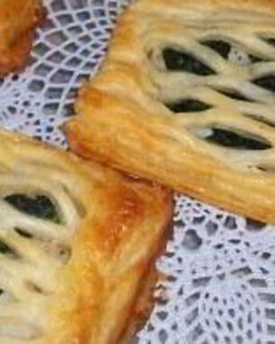 Слоеные пирожки с рыбой