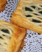 Слоеные пирожки с рыбой