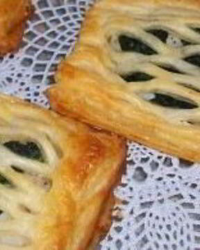 Слоеные пирожки с рыбой