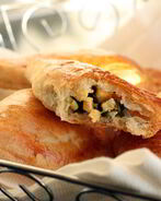 Слоеные пирожки с яйцом и зеленым луком