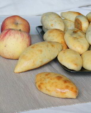 Творожные пирожки с яблоками и изюмом