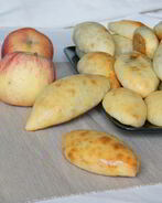 Творожные пирожки с яблоками и изюмом