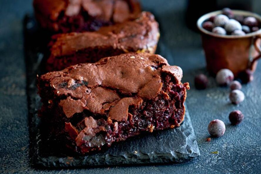 Рецепт брауни с черным шоколадом и черной смородиной