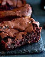 Брауни с черным шоколадом и черной смородиной