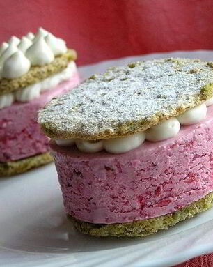 Фисташковое пирожное с брусничным семифредо