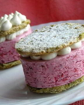 Фисташковое пирожное с брусничным семифредо