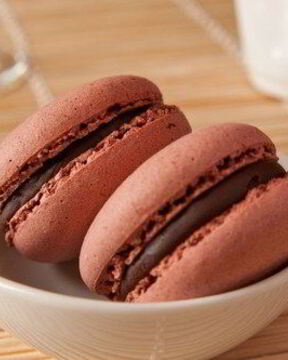 Миндальные пирожные макароны с шоколадной начинкой