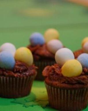 Пасхальные пирожные капкейки