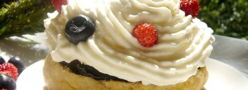 пирожное с черничным киселем, земляникой и сливками. Шаг 2