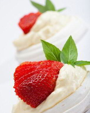 Пирожные безе с клубникой