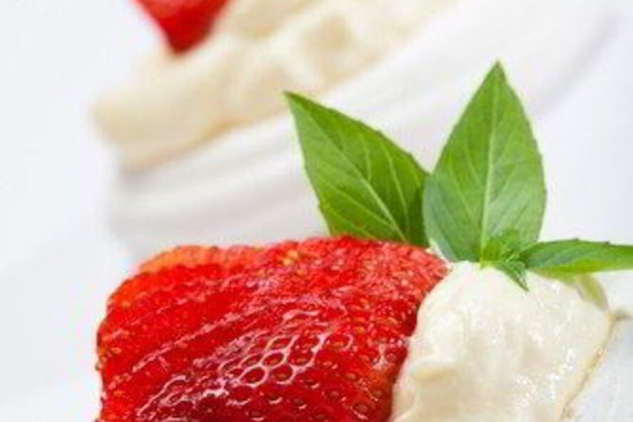 Рецепт пирожные безе с клубникой