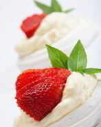 Пирожные безе с клубникой