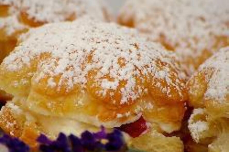 Рецепт пирожные из слоеного теста с белковым кремом