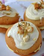 Пирожные с белым шоколадом и жасмином