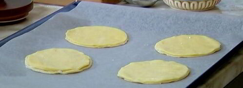 пирожные с кремом из маскарпоне, клубникой и базиликом. Шаг 5