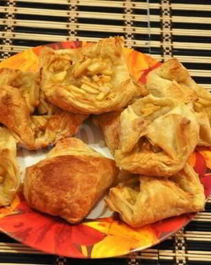 Слоеное пирожное с яблоком