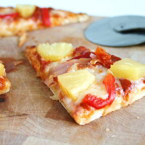 Пицца с ананасами