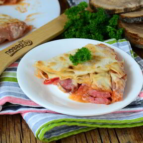 Пицца с колбасой