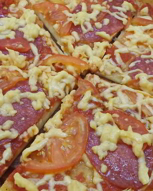 Домашняя пицца с копченой колбасой