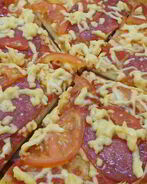 Домашняя пицца с копченой колбасой