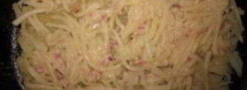 картофельная пицца с колбасой на сковороде. Шаг 4