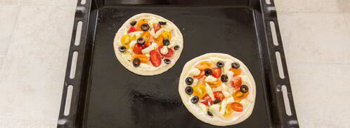 мини-пицца с томатами и моцареллой. Шаг 4