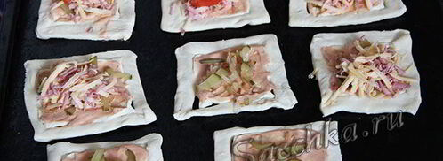 мини-пиццы из слоеного теста. Шаг 12