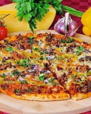 Мясная пицца с грибами и красным луком