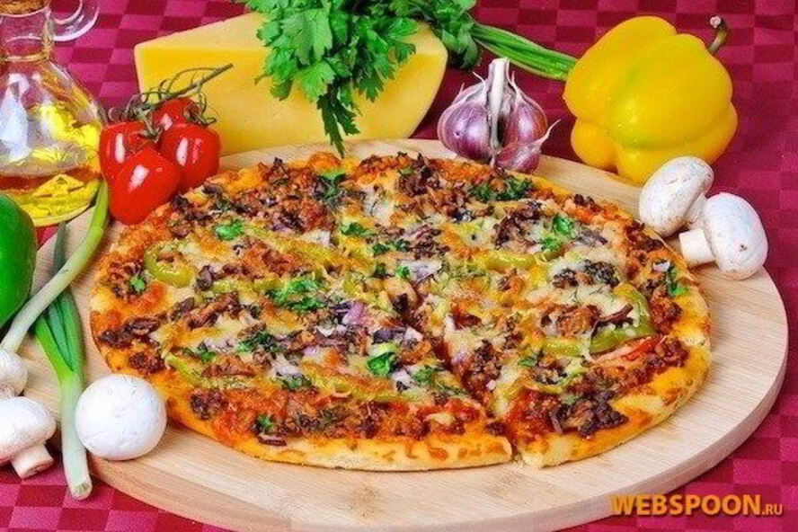 Рецепт мясная пицца с грибами и красным луком