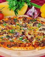 Мясная пицца с грибами и красным луком