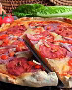 Пикантная пицца с чоризо и тремя сырами