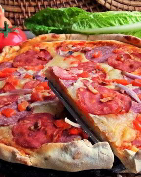 Пикантная пицца с чоризо и тремя сырами