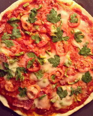 Пицца на красном соусе с говядиной