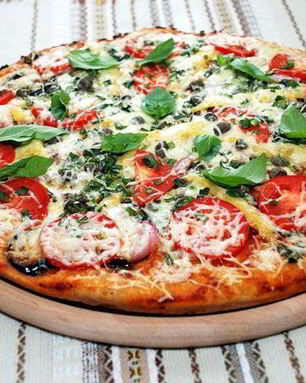 Пицца с грибами, помидорами и сладким перцем