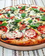 Пицца с грибами, помидорами и сладким перцем