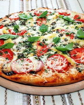 Пицца с грибами, помидорами и сладким перцем