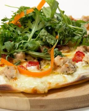 Пицца с индейкой и белыми грибами со свежим салатом