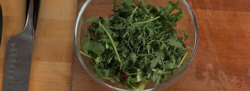 пицца с индейкой и белыми грибами со свежим салатом. Шаг 3